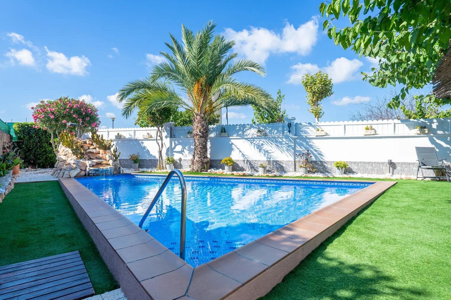 La piscine privée et son jardin