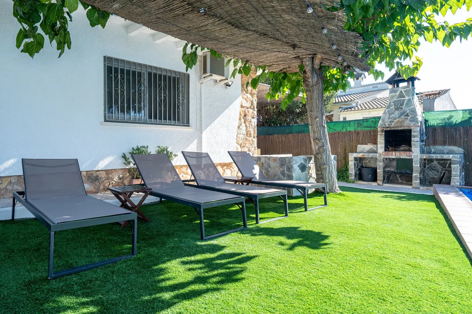 Les transats dans le jardin
